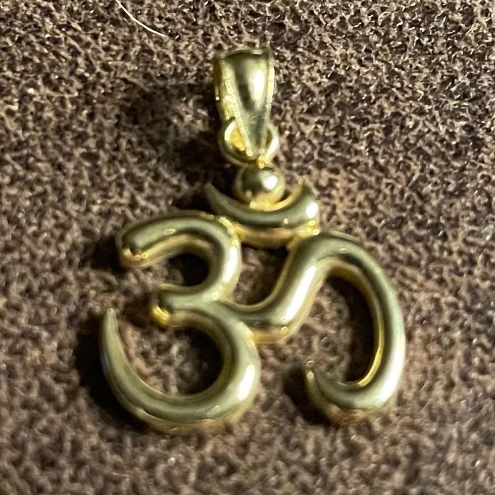 14K polished gold OM pendant